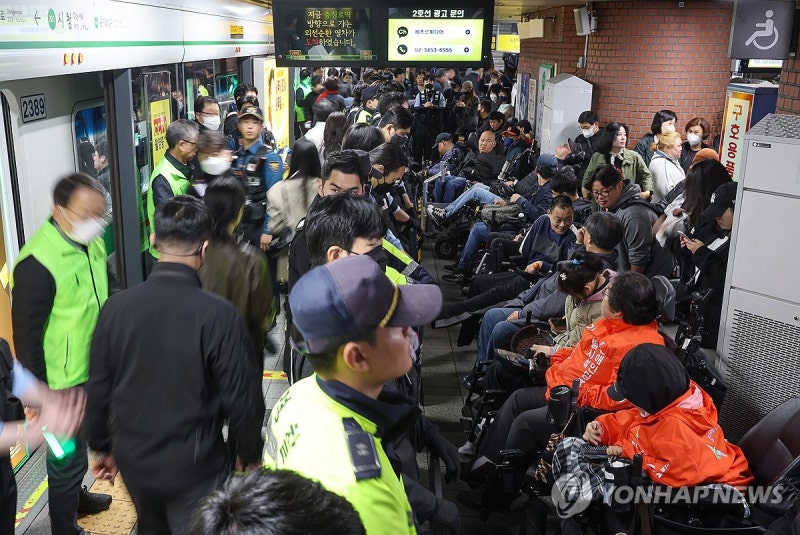 <b>전장연</b>, 혜화역서 1년여만 출근길 <b>지하철 탑승 시위</b> 재개