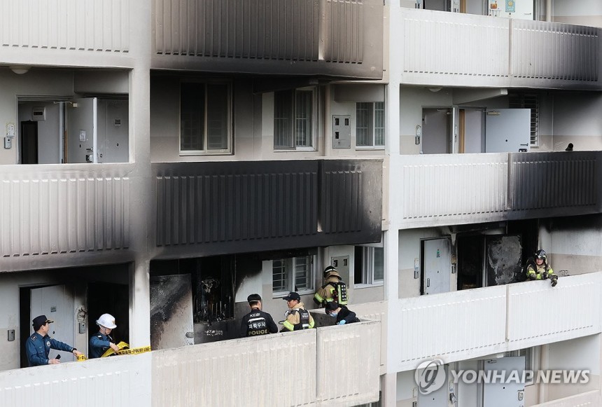 관악구 봉천동 아파트 화재 (서울=연합뉴스) 이진욱 기자 = 21일 서울 관악구 봉천동 한 아파트에서 화재가 발생, 과학수사대원, 소방대원, 경찰이 현장을 살펴보고 있다. 2025.4.21 cityboy@yna.co