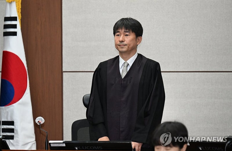 인사하는 <b>지귀연 부장판사</b>