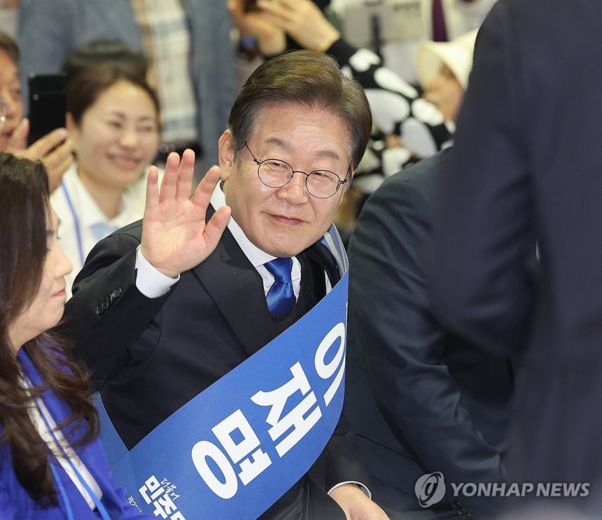 지지자들에게 인사하는 이재명 [연합뉴스 자료사진]