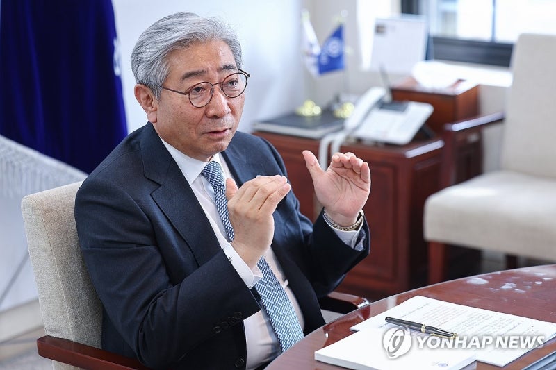 연합뉴스와 인터뷰하는 <b>윤동섭 연세대 총장</b>