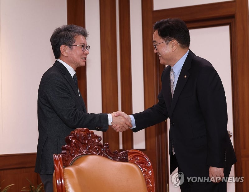 악수하는 <b>우원식</b> 국회의장과 <b>정몽규</b> 대한축구협회장
