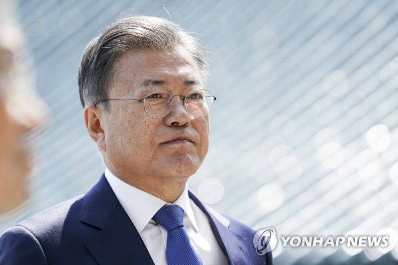검찰, <b>문재인 전 대통령</b> 2억여원 <b>뇌물수수</b> 혐의로 <b>기소</b>(종합)