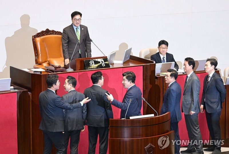국회의장 발언에 <b>항의</b>하는 <b>권성동</b> 원내대표