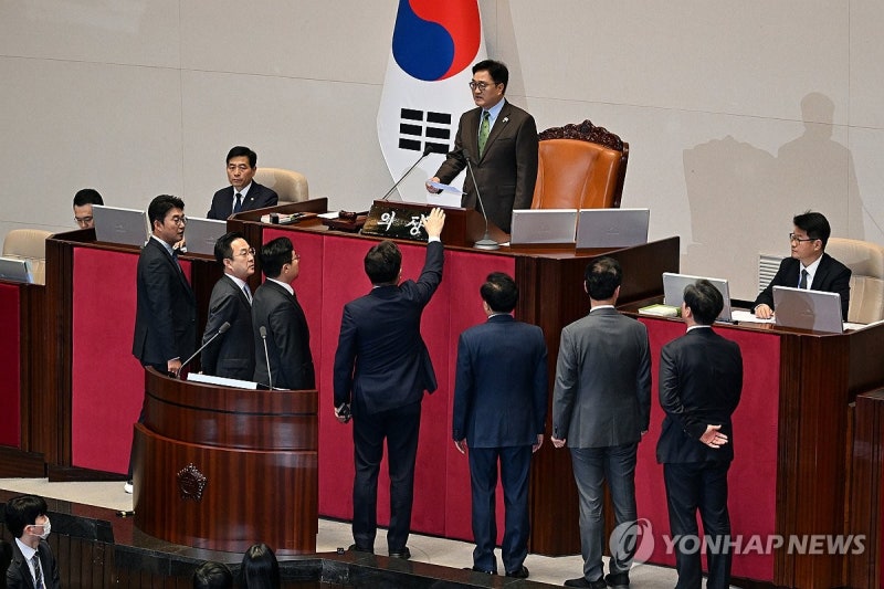 국회의장 발언에 <b>항의</b>하는 <b>권성동</b> 원내대표