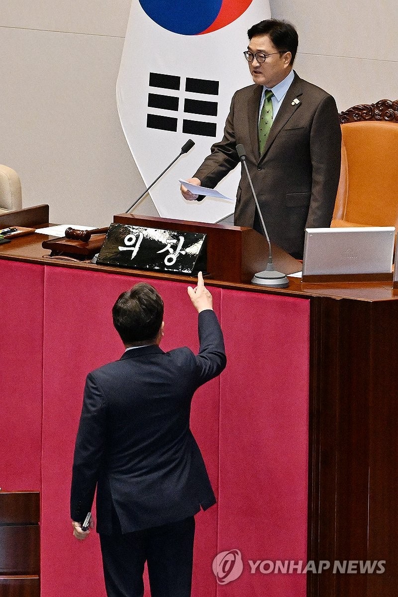 국회의장 발언에 <b>항의</b>하는 <b>권성동</b> 원내대표
