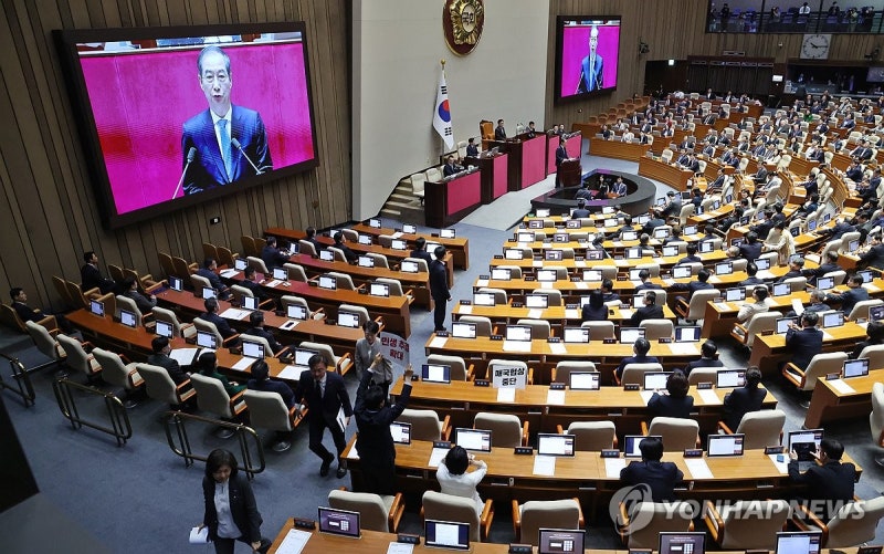 '출마설' 韓대행 <b>시정연설</b>…민주 '침묵·야유', 국힘 '박수'