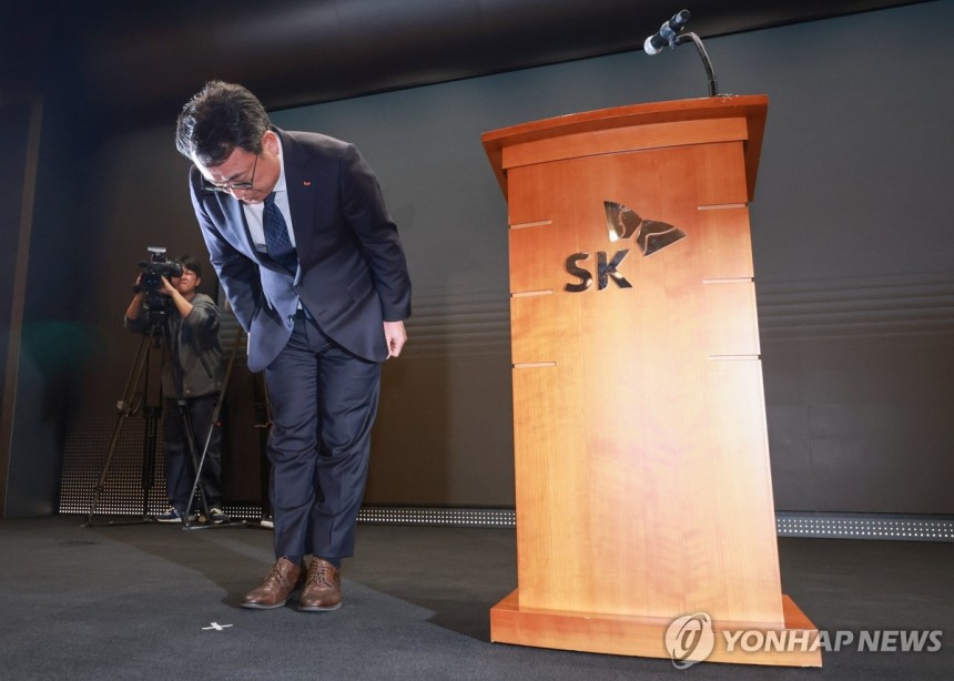 고개 숙인 유영상 SK텔레콤 대표이사 (서울=연합뉴스) 신현우 기자 = 유영상 SK텔레콤 대표이사가 25일 서울 중구 SKT타워에서 SK텔레콤 이용자 유심(USIM) 정보가 해커 공격으로 유출된 것과 관련해 고개 숙