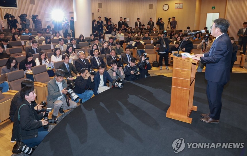 해킹 사고 관련 발언하는 유영상 대표이사 (서울=연합뉴스) 신현우 기자 = 유영상 SK텔레콤 대표이사가 25일 서울 중구 SKT타워에서 SK텔레콤 이용자 유심(USIM) 정보가 해커 공격으로 유출된 것과 관련해 사과
