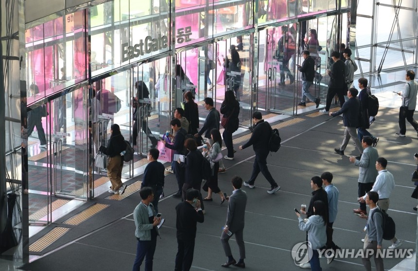 화재 연기로 대피하는 코엑스 관람객 (서울=연합뉴스) 김도훈 기자 = 25일 서울 강남구 코엑스 내 입점한 식당에서 화재로 연기가 발생해 관람객들이 대피하고 있다. 2025.4.25 superdoo82@yna.co.