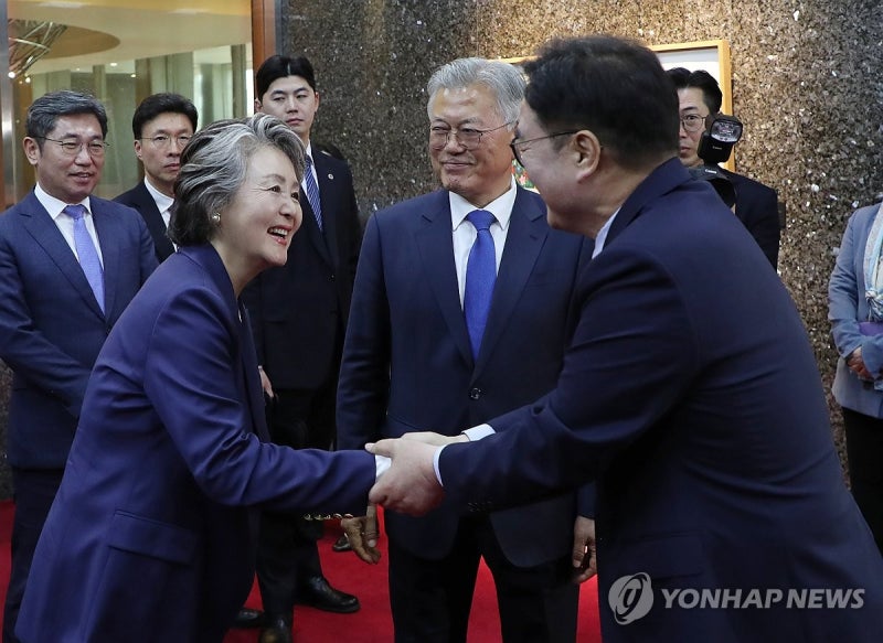 악수하는 우원식 의장-<b>김정숙 여사</b>