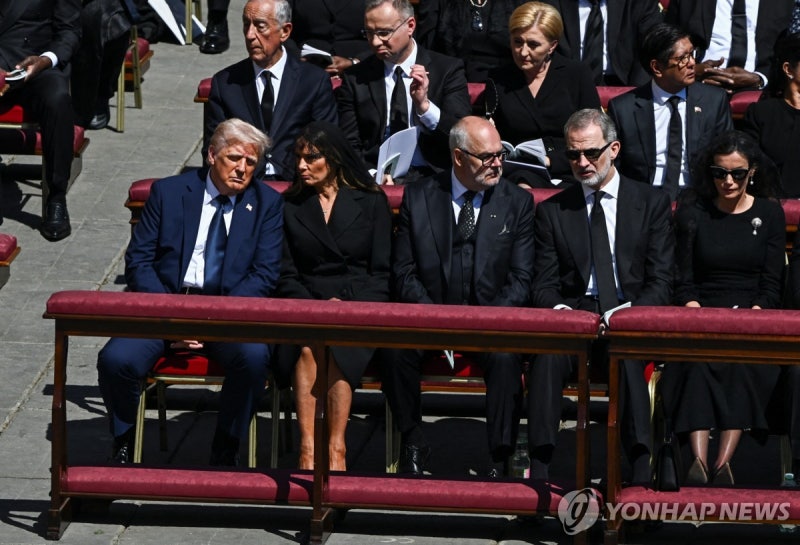 <b>교황</b>조문 <b>트럼프</b>·바이든 靑넥타이, 벨기에왕비 진주목걸이 구설