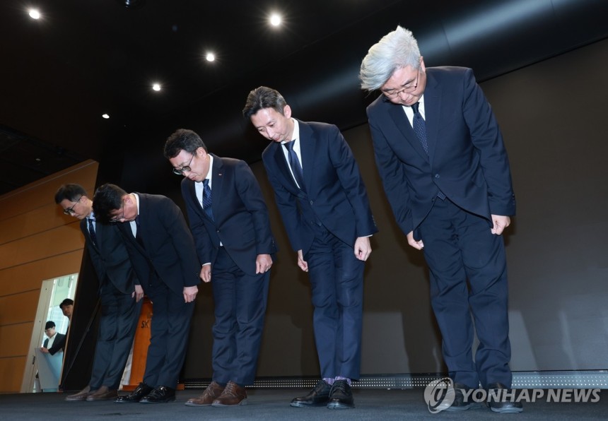 유심 정보 유출 사과하는 SK텔레콤 (서울=연합뉴스) 신현우 기자 = 유영상 SK텔레콤 대표이사(가운데) 등이 지난 25일 서울 중구 SKT타워에서 SK텔레콤 이용자 유심(USIM) 정보가 해커 공격으로 유출된 것과