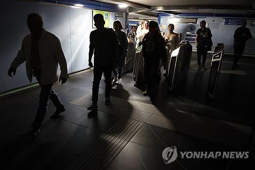 28일 정전 사태 이후 스페인 마드리드의 지하철역에서 사람들이 빠져나오고 있다. 
[EPA 연합뉴스 재판매 및 DB 금지]