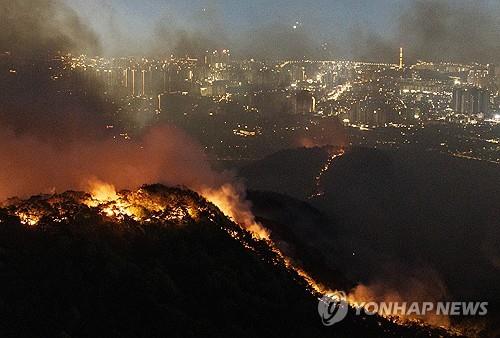꺼지지 않는 불길
(대구=연합뉴스) 윤관식 기자 = 28일 오후 2시 1분께 대구 북구 노곡동 함지산에서 발생한 산불이 야간에도 확산하고 있다. 2025.4.28 psik@yna.co.kr