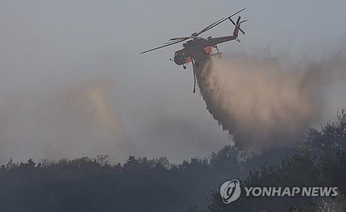분주한 산불 진화 헬기
    (대구=연합뉴스) 윤관식 기자 = 대구 대형 산불 발생 이틀째인 29일 오전 대구 북구 산불 현장에서 헬기가 물을 투하하고 있다. 2025.4.29
    psik@yna.co.kr