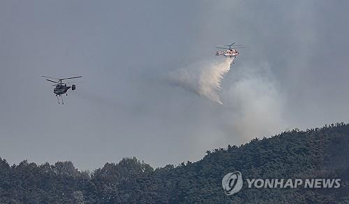 쉴 새 없는 산불 진화 헬기
(대구=연합뉴스) 윤관식 기자 = 대구 대형 산불 발생 이틀째인 29일 대구 북구 산불 현장에서 산불 진화 헬기가 분주히 움직이고 있다. 2025.4.29 psik@yna.co.kr
