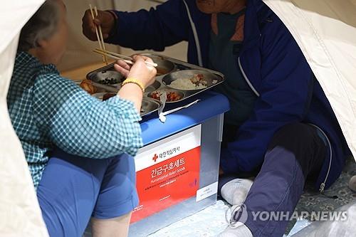 대피소에서의 아침
(대구=연합뉴스) 윤관식 기자 = 대구 대형 산불 발생 이틀째인 29일 대구 북구 팔달초등학교에 설치된 대피소에서 주민들이 아침 식사를 하고 있다. 2025.4.29 psik@yna.co.kr