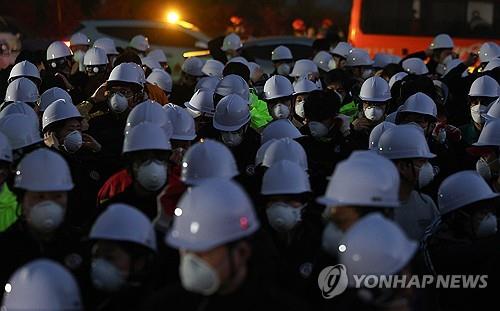 산불 현장에 투입되는 공무원들
(대구=연합뉴스) 윤관식 기자 = 대구 대형 산불 발생 이틀째인 29일 오전 대구서변초등학교 조야분교장에 설치된 산불현장통합지휘본부에서 공무원들이 잔불 진화 작업 투입 준비를 하고 있다