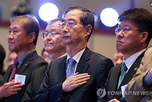한덕수 권한대행, 해외건설 1조 달러 수주 및 60주년 기념식 참석
    (서울=연합뉴스) 홍해인 기자 = 한덕수 대통령 권한대행 국무총리가 29일 오후 서울 강남구 건설회관에서 열린 '해외건설 1조 달러 수주 및