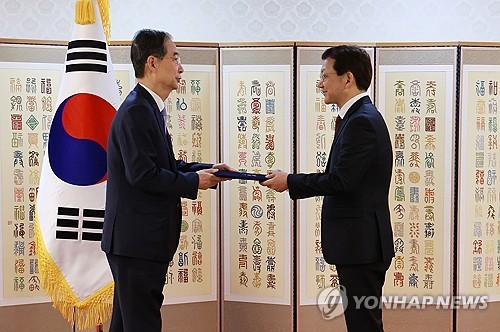 한덕수 권한대행, 태준열 주폴란드대사 신임장 수여
    (서울=연합뉴스) 홍해인 기자 = 한덕수 대통령 권한대행 국무총리가 29일 정부서울청사에서 열린 재외공관장 신임장 수여식에서 태준열 주폴란드대사에게 신임장을 
