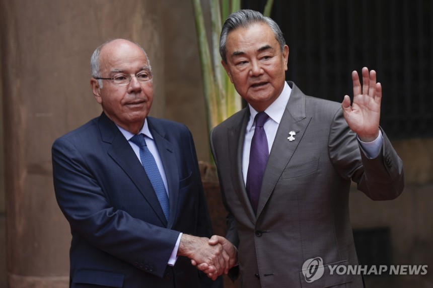 악수하는 브라질 외무장관(왼쪽)과 중국 외교부장
[리우데자네이루 EPA=연합뉴스. 재판매 및 DB 금지]