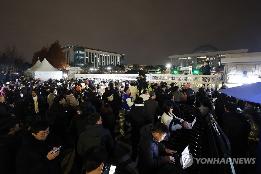 비상계엄 선포 뒤 출입 통제되는 국회
[연합뉴스 자료사진]