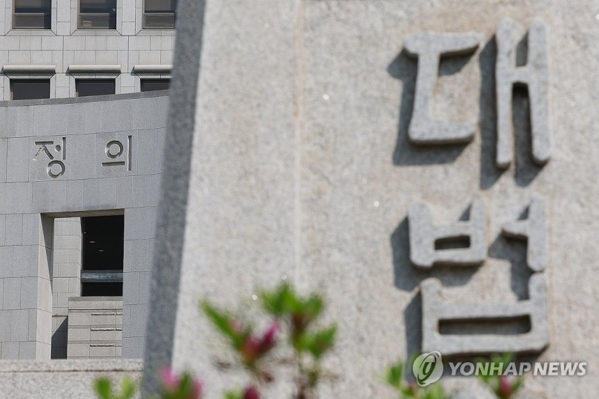 대법원 전원합의체, 이재명 사건 두번째 심리
(서울=연합뉴스) 신현우 기자 = 대법원 전원합의체가 이재명 전 더불어민주당 대표의 공직선거법 위반 혐의 사건 두 번째 기일을 여는 24일 서울 서초구 대법원. 2025.