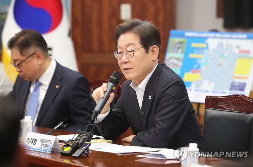 이재명 경선 후보 발언
(김제=연합뉴스) 최영수 기자 = 더불어민주당 이재명 대선 경선 후보가 24일 오전 전북 새만금33센터를 방문해 발언하고 있다. 2024.4.24 [전북사진기자단. 재판매 및 DB 금지] ka