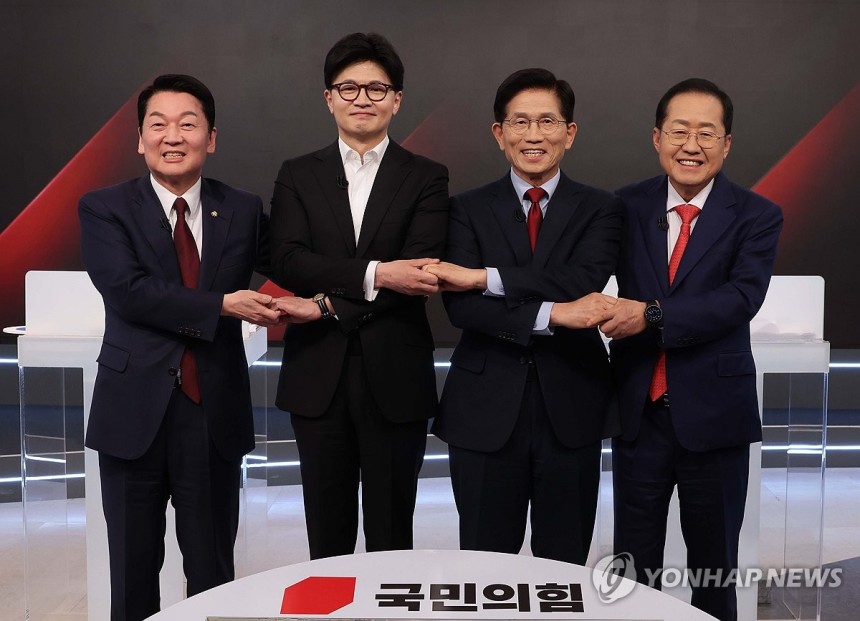 포즈 취하는 국민의힘 대선 경선 후보
(서울=연합뉴스) 26일 서울 중구 매경미디어센터에서 열린 국민의힘 대통령 선거 제2차 경선 후보자 토론회에서 경선 후보들이 토론에 앞서 기념 촬영을 하고 있다. 왼쪽부터 안철수