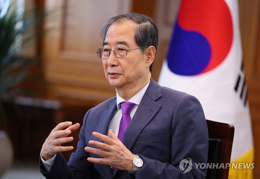 한덕수 권한대행, 영국 주간지 '더 이코노미스트' 인터뷰
(서울=연합뉴스) 홍해인 기자 = 한덕수 대통령 권한대행 국무총리가 지난 22일 영국 시사주간지 '더 이코노미스트'와 인터뷰를 하고 있다. 2025.4.28 