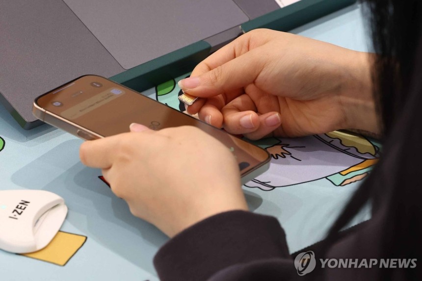 SK텔레콤, 오늘부터 유심 무료 교체
(서울=연합뉴스) 서대연 기자 = 가입자 유심(USIM) 정보를 탈취당한 SK텔레콤이 유심 무료교체 서비스를 시작한 28일 서울 시내 한 SKT 대리점에서 직원이 유심 교체를 하