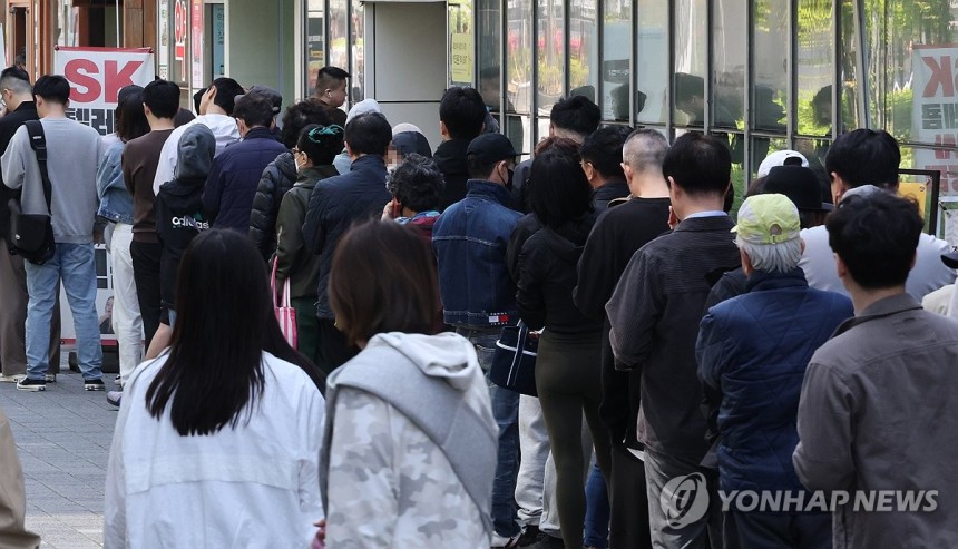 SKT, 유심 교체 기다리는 시민들
(서울=연합뉴스) 이진욱 기자 = 가입자 유심(USIM) 정보를 탈취당한 SK텔레콤이 유심 무료교체 서비스를 시작한 지난 28일 서울 시내 한 SKT 대리점에서 시민들이 유심 교체