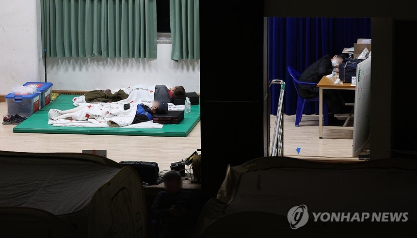 고단한 밤
(대구=연합뉴스) 윤관식 기자 = 대구 대형 산불 발생 이틀째인 29일 오전 대구 북구 동변중학교 강당에 설치된 대피소에서 주민과 공무원 등이 휴식을 취하고 있다. 2025.4.29 psik@yna.co.