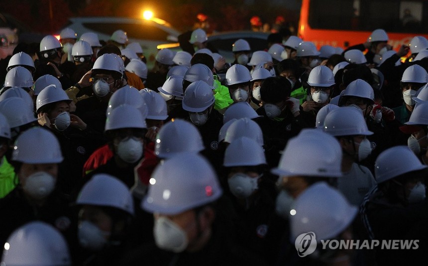 산불 현장에 투입되는 공무원들
(대구=연합뉴스) 윤관식 기자 = 대구 대형 산불 발생 이틀째인 29일 오전 대구서변초등학교 조야분교장에 설치된 산불현장통합지휘본부에서 공무원들이 잔불 진화 작업 투입 준비를 하고 있다