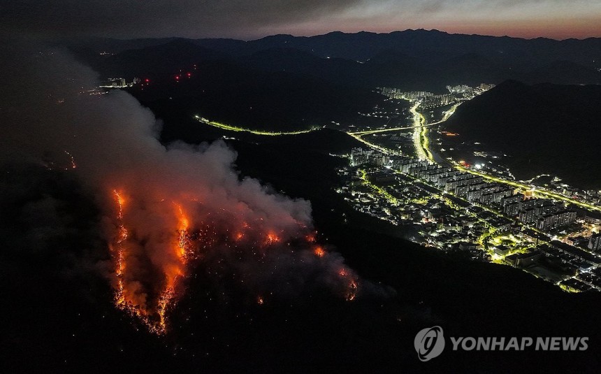 민가 인근에서 타오르는 산불
(대구=연합뉴스) 윤관식 기자 = 대구 대형 산불 발생 이틀째인 29일 동이 트는 가운데 대구 북구 함지산이 불타고 있다. 2025.4.29 psik@yna.co.kr