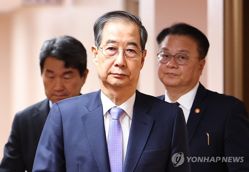 국무회의 입장하는 한덕수 대통령 권한대행
(서울=연합뉴스) 홍해인 기자 = 한덕수 대통령 권한대행 국무총리가 29일 정부서울청사에서 열린 국무회의에 입장하고 있다. 2025.4.29 [대통령실통신사진기자단] hiho