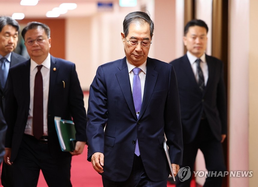 국무회의 입장하는 한덕수 대통령 권한대행
(서울=연합뉴스) 홍해인 기자 = 한덕수 대통령 권한대행 국무총리가 29일 정부서울청사에서 열린 국무회의에 입장하고 있다. 2025.4.29 [대통령실통신사진기자단] hiho