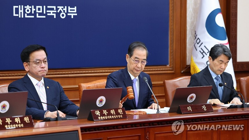 한덕수 권한대행 국무회의 개회
(서울=연합뉴스) 홍해인 기자 = 한덕수 대통령 권한대행 국무총리가 29일 정부서울청사에서 열린 국무회의에서 의사봉을 두드리며 개회 선언을 하고 있다. 2025.4.29 [대통령실통신사