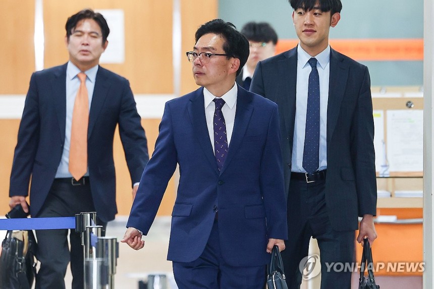 법정 향하는 윤승영 전 국수본 수사기획조정관
(서울=연합뉴스) 서대연 기자 = 12·3 비상계엄 사태 관련 내란중요임무 종사 혐의를 받는 윤승영 전 경찰청 국가수사본부 수사기획조정관(치안감)이 29일 서울 서초구 서