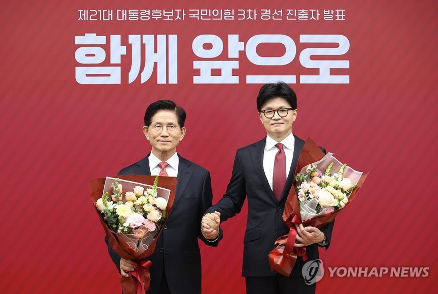 국민의힘 최종 경선 진출한 김문수·한동훈 후보 (서울=연합뉴스) 국민의힘 대선 최종 경선에 진출한 김문수(왼쪽)·한동훈 후보가 29일 서울 여의도 당사에서 2차 경선 결과 발표 후 꽃다발을 들고서 기념촬영 하고 있다