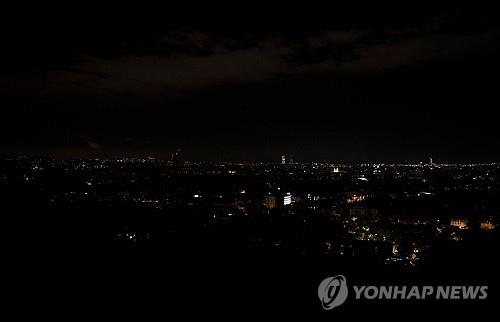 28일(현지시간) 정전으로 깜깜한 스페인 바르셀로나 전경
[AFP 연합뉴스 자료사진. 재판매 및 DB 금지]