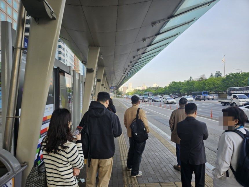 여의도역 환승센터에서 버스 기다리는 시민들
[촬영 김현수]