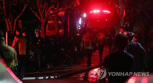 대구산불 밤샘진화
(대구＝연합뉴스) 김현태 기자 = 대구에서 발생한 대형 산불이 이틀 만에 진화됐다가 일부에서 재발화하며 확산하는 가운데 30일 오후 9시 30분께 대구 북구 구암동 일대 등산로 입구에서 밤샘 진화에
