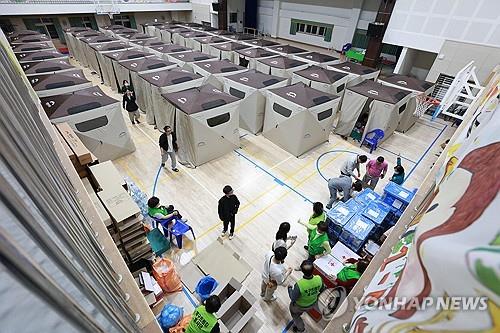 2시간 만에 가득 찬 대피소
(대구=연합뉴스) 김현태 기자 = 대구에서 발생한 대형 산불이 이틀 만에 진화됐다가 일부에서 재발화하며 확산하는 가운데 30일 오후 대구 북구 동변중학교에 마련된 대피소에 텐트가 설치돼 