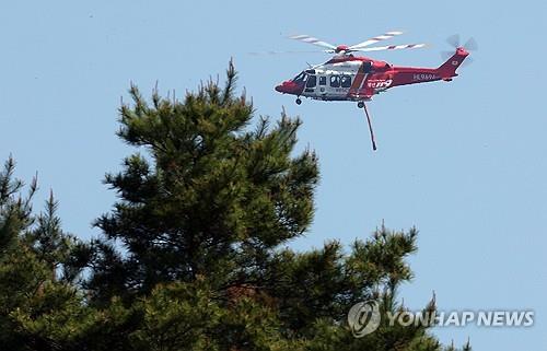 대구 산불 재발화 진화작업
(대구=연합뉴스) 김현태 기자 = 대구에서 발생한 대형 산불이 이틀 만에 진화됐다가 일부에서 재발화한 가운데 30일 대구 북구 산불 현장에서 소방헬기가 진화작업을 하고 있다. 2025.4.