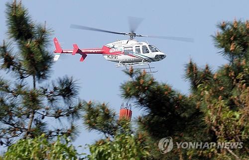 대구 산불 재발화 진화작업
    (대구=연합뉴스) 김현태 기자 = 대구에서 발생한 대형 산불이 이틀 만에 진화됐다가 일부에서 재발화한 가운데 30일 대구 북구 산불 현장에서 소방헬기가 진화작업을 하고 있다. 202