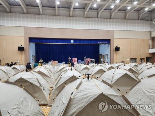 대구산불 대피 주민 사용할 텐트
    (대구=연합뉴스) 대구 북구 함지산 산불로 인근 주민 5천여명에게 대피 명령이 내려진 가운데 임시대피소가 마련된 연경초등학교 강당에 29일 새벽 대피 주민들을 위한 텐트가 설치
