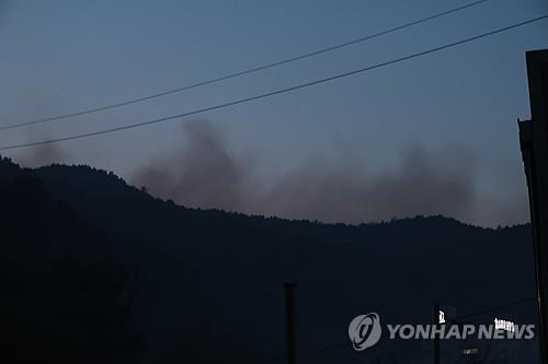 대구 함지산 산불 재발화…서변동 주민 대피령
(대구=연합뉴스) 박세진 기자 = 지난 29일 진화됐던 대구 북구 함지산 산불이 재발화한 뒤 확산하면서 30일 오후 서변동 주민에게 대피 안내문자가 발송된 가운데 서변동 