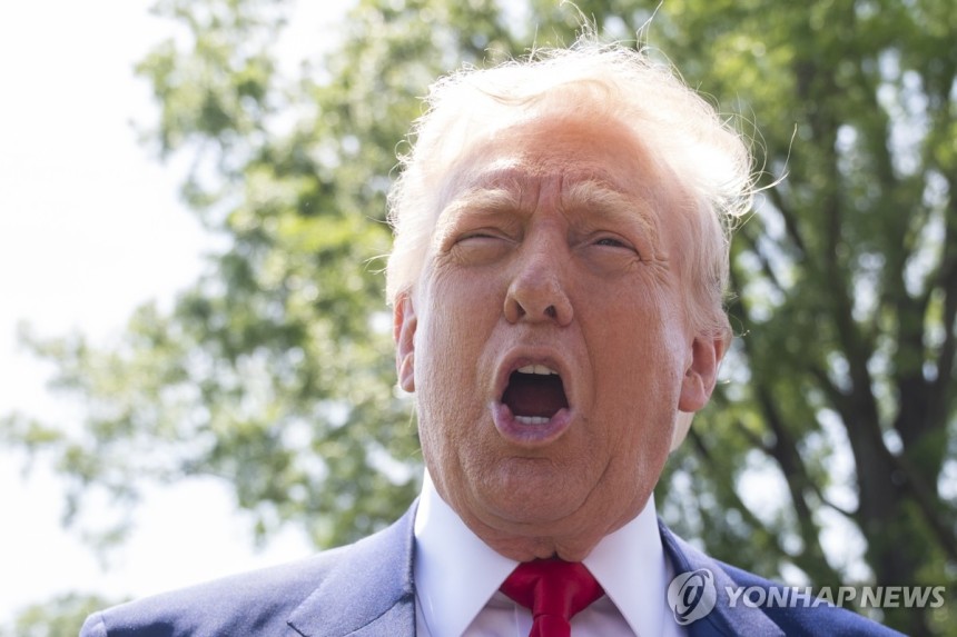 기자들과 대화하는 트럼프 미국 대통령
[AP 연합뉴스 자료사진. 재판매 및 DB 금지]